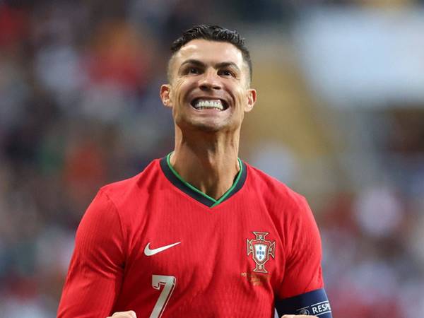 Top các cầu thủ huyền thoại xuất sắc nhất: Cristiano Ronaldo