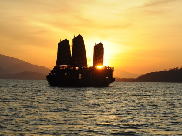 Nằm mơ thấy đi thuyền trên biển là điềm gì chọn số mấy?