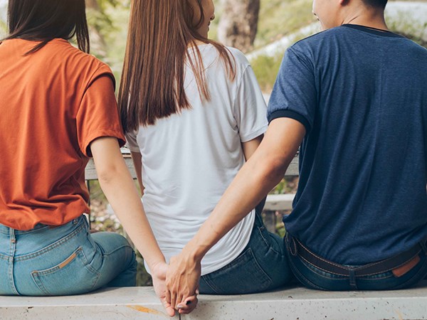 Nằm mơ thấy người yêu ngoại tình là điềm gì, đen hay đỏ?