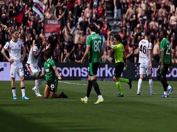 Thẻ đỏ của Fikayo Tomori khiến Milan sụp đổ